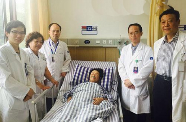 72岁的老人在台风天下救下孕妇