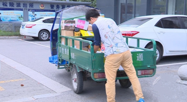 快递小哥好心扶老人被冤成肇事方 最后监控还他清白