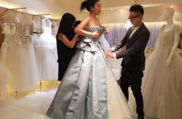 钟丽缇婚纱照 与张伦硕婚期将近试穿婚纱