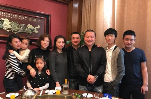 正能量！岳云鹏回忆打工往事 晒与旧同事合照