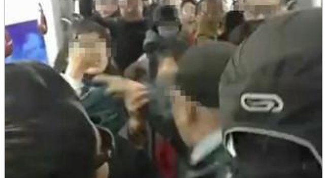 女孩来例假没让座 老头掌掴踹人拽头发:你没资格坐