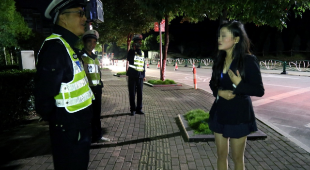 丝袜醉酒女自我掌掴诬赖交警打人 只因男友酒驾被查