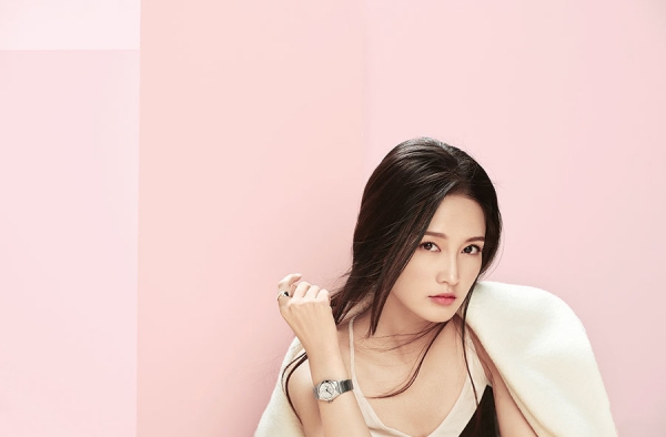 李沁清甜妩媚展侧颜杀 温婉浅笑柔美中不失率性