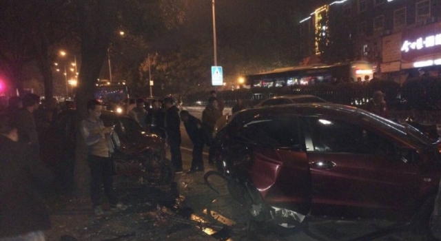 公职人员酒驾？ 连撞7车致一对母子身亡