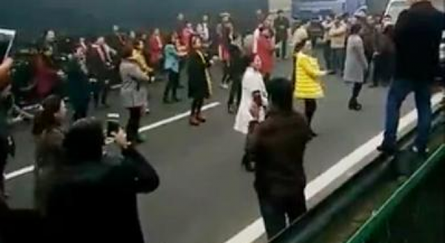 厉害了大妈！大雾致高速堵车 大妈竟愉快跳起广场舞