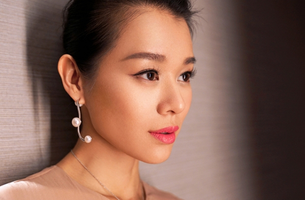 胡杏儿优雅端庄魅力十足 着长裙倚墙而立身姿曼妙