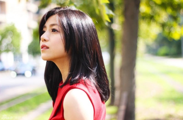 可能是女孩 陈妍希挺孕肚买粉色婴儿服饰