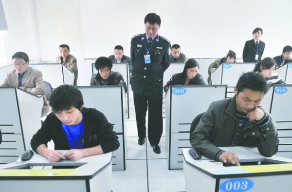 张家口交警考官代考摩托驾照3300元保过 涉事人员被停职