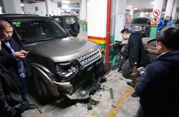 女司机连撞8车负全责 赔偿维修费超过50万