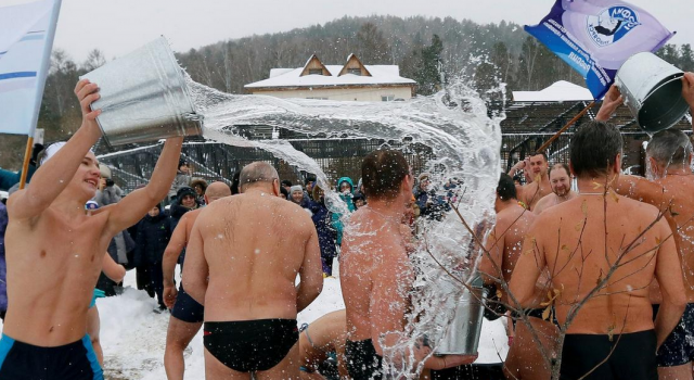 城会玩!俄罗斯庆北极熊日 民众-5℃中雪地挑战冰桶