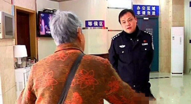 老太捡到驾照索要万元报酬 网友：勒索勒出新高度