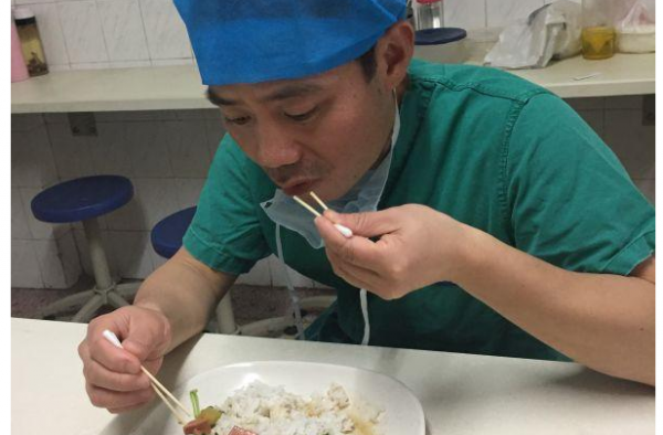 厉害!湖南医生用棉签吃饭 为锻炼手指灵活方便手术