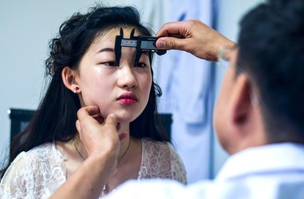 女大学生欲整容成偶像刘亦菲 然而结果却……