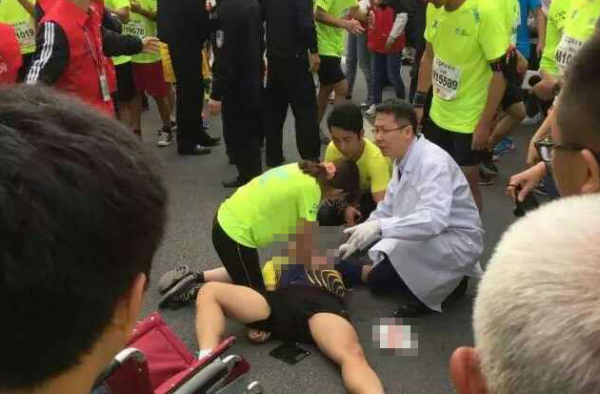 厦门半马两人猝死 生死一瞬令人悲哀