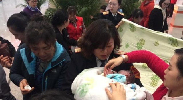 厉害！女子在候车大厅生小孩 最牛妈妈也是没谁了