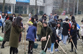 高校开设种田必修课 城市大学生下地挣学分