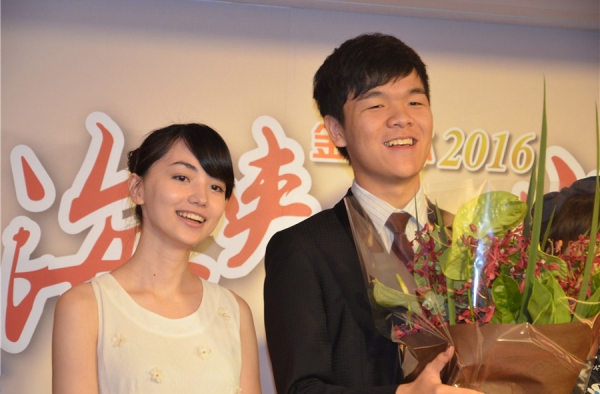 黑嘉嘉男朋友柯洁是真的吗? 黑嘉嘉为柯洁献花是表白吗?