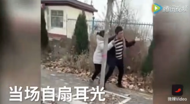 考驾照失败嚎啕大哭 蹲在路边自扇耳光怨父母 考官笑了
