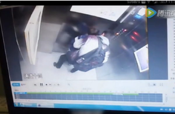 男子在电梯里强吻小男孩 出门不幸毁童年