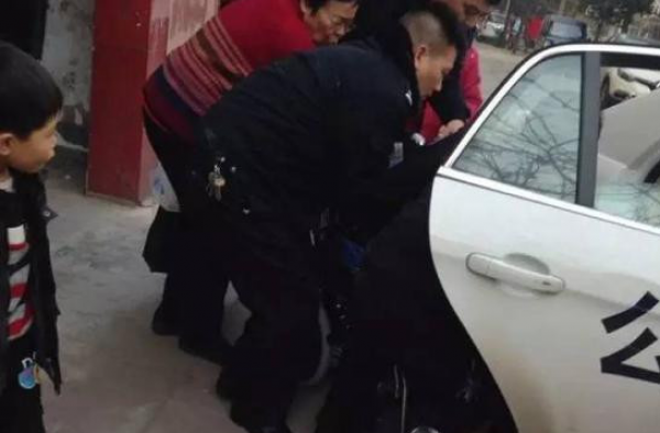 独居老人心脏病突发 急救人员嫌老人太重扬长而去