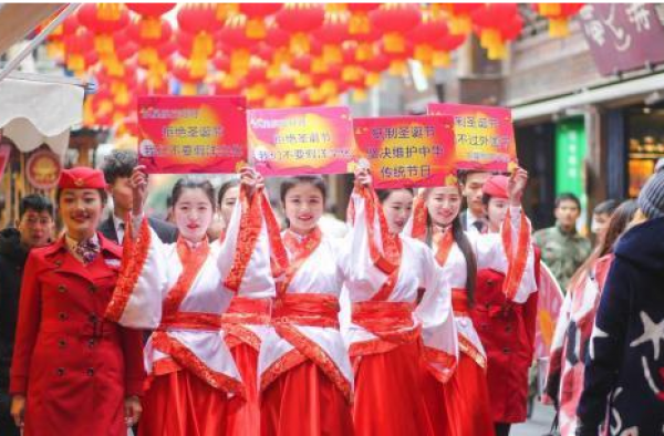 大学生呼吁抵制圣诞节 穿汉服举牌子提倡过传统节日