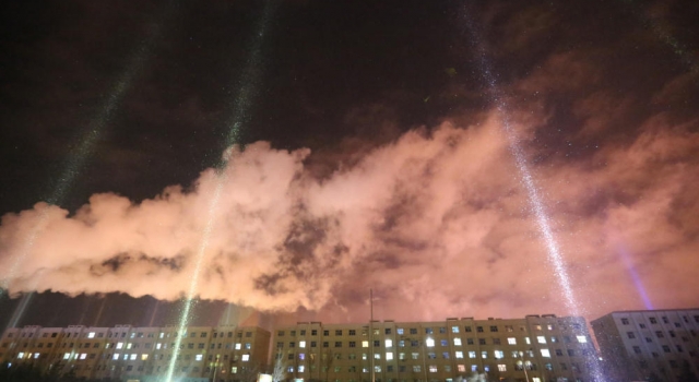 内蒙古惊现2小时日柱景观 城市夜空如梦如幻似童话小镇
