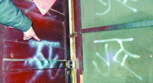 女子家门被喷“死”字奥迪车被抢走 忍无可忍起诉幕后