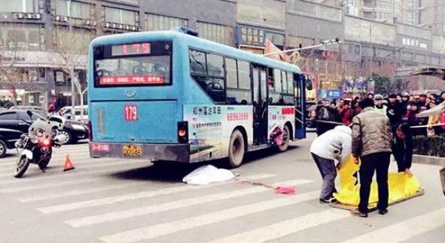 男童被公交碾死家属索赔133万 违停者等20人致连锁效应