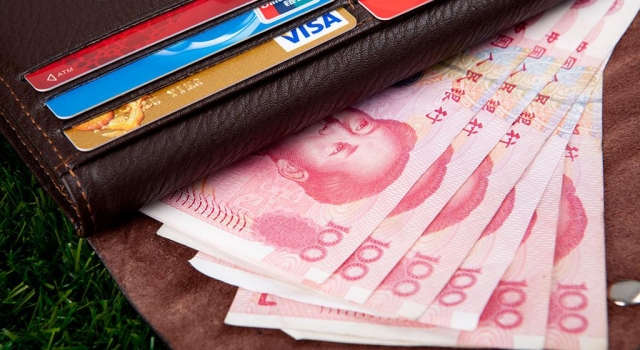 老人公交车上丢500谎称丢3万 连累所有乘客迟到扣钱