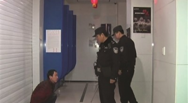 小伙子砸碎ATM机手掏钱 因离职后工资7天还未到账