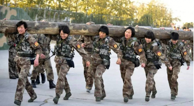 巾帼不让须眉！ 陆军首支女子特战连摸爬滚打超级帅