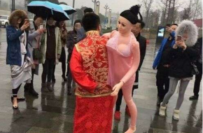 恶俗不要脸！新婚男子背充气娃娃雨中漫步引围观