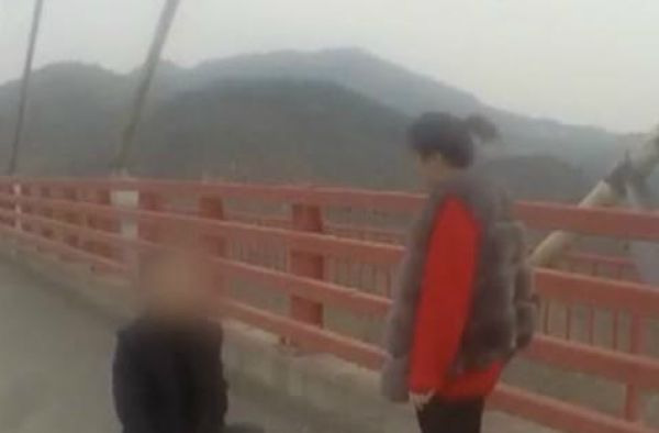 小伙高速路上长跪不起求婚 女友懵逼没接受交警急坏