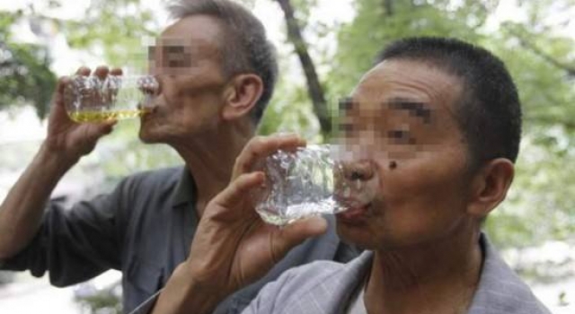 奇葩！公公每天早晨喝尿养生 儿媳同桌吃饭觉得恶心