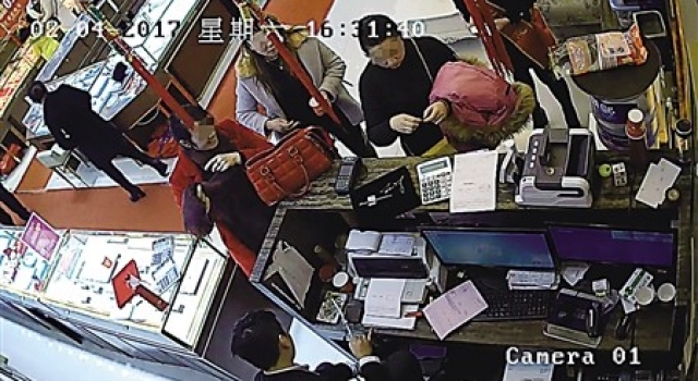 大妈为给准儿媳见面礼 大过年的偷金项链被取保候审