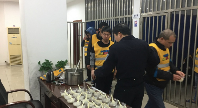30人醉驾被抓无法过元宵节 狱中交警为其煮汤圆