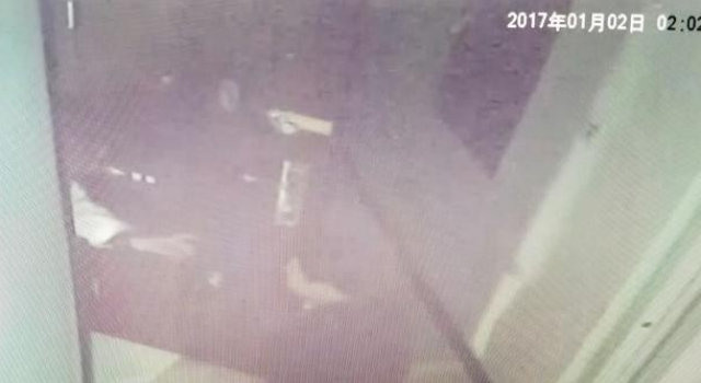 28岁女子在男同学家深夜蹊跷坠亡 家属质疑死亡真相