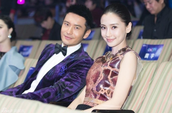 黄晓明帮baby庆生洒狗粮 向华强夫妇参加满面笑容