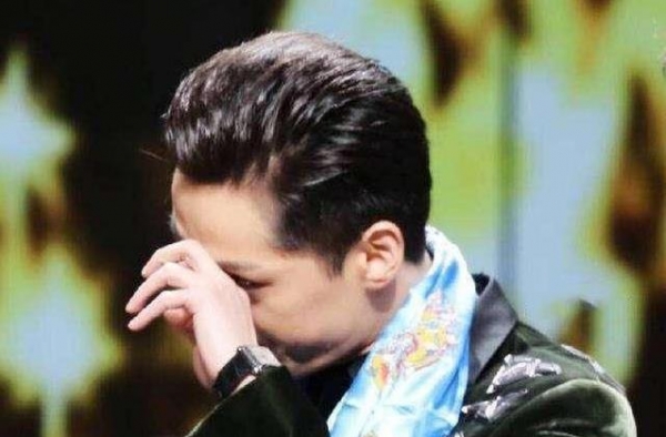 颁奖晚会上林依晨一句话竟让胡歌落泪