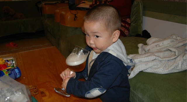 8岁男童为和妹妹比酒量 竟连喝十几杯 结果悲剧了