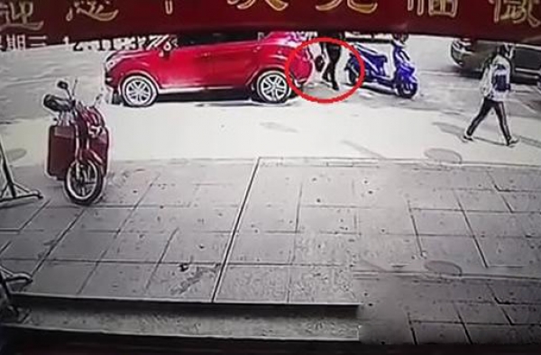 男子偷走两岁白血病儿六万元救命钱 父母崩溃
