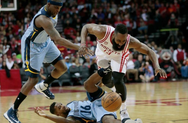 NBA火箭胜灰熊高清组图  哈登险被踢要害小加单手暴扣