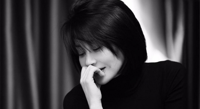 许晴率性晒黑白灰美照 诠释风情万种