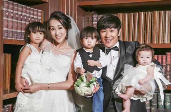 陈浩民妻晒儿近照  老婆身材曼妙看不出生过4个娃