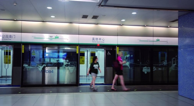 太粗心！妈妈玩手机没下车 6岁女儿被陌生人“牵走”