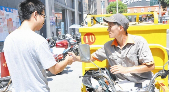 台湾快递小哥因迟到两小时 被逼下跪道歉羞辱10分钟