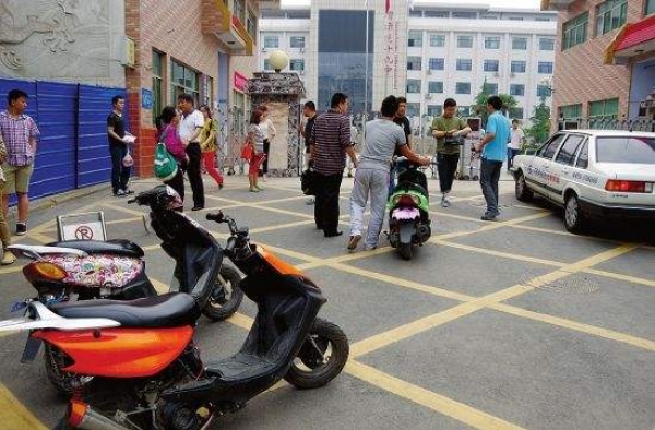 八旬老人敢无照开摩托车 只为载百岁老母去看病