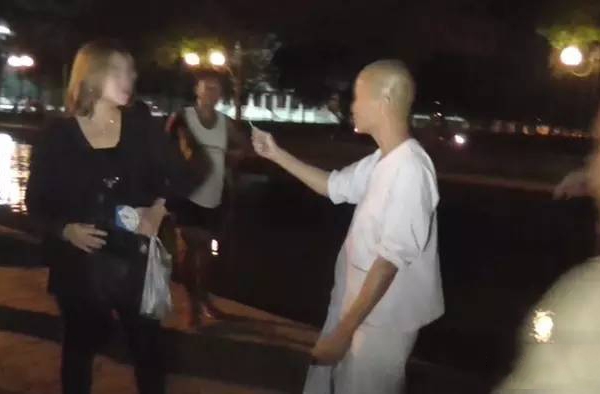 泰国尼姑用擒拿术打倒警察抢枪：来啊我要和你单挑！