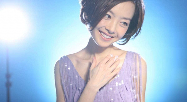 求明星保养秘诀 鲁豫现身发布会甜似少女