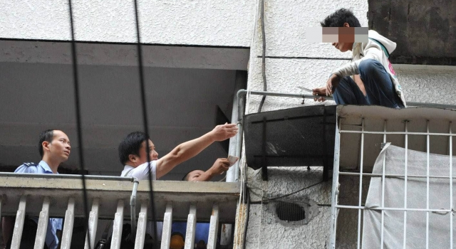 不作不死！小伙为吓唬女友假装跳楼 失足被挂电线上